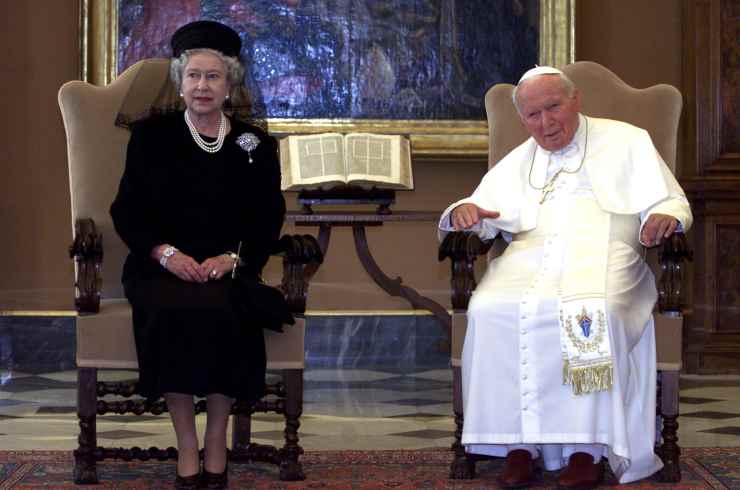 Regina Elisabetta e Giovanni Paolo II