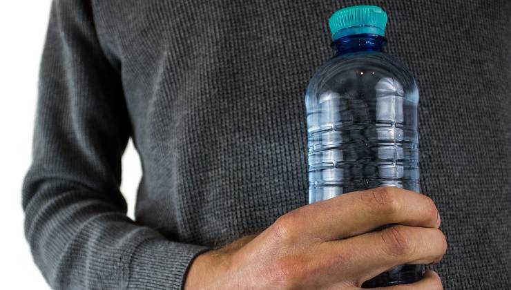 Bottiglietta di acqua e rischi 