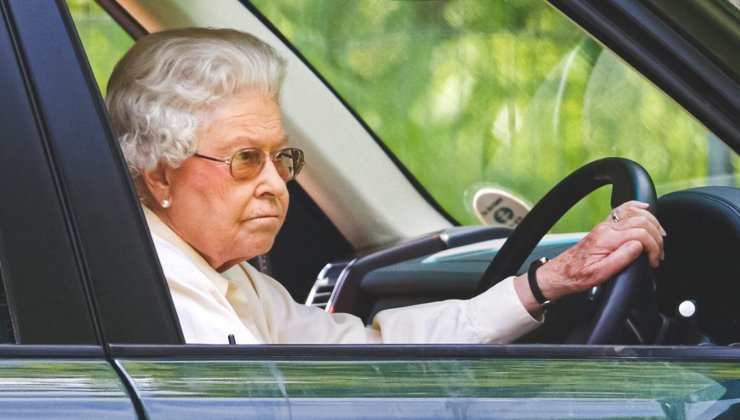 Regina Elisabetta II: ecco perché guidava senza patente
