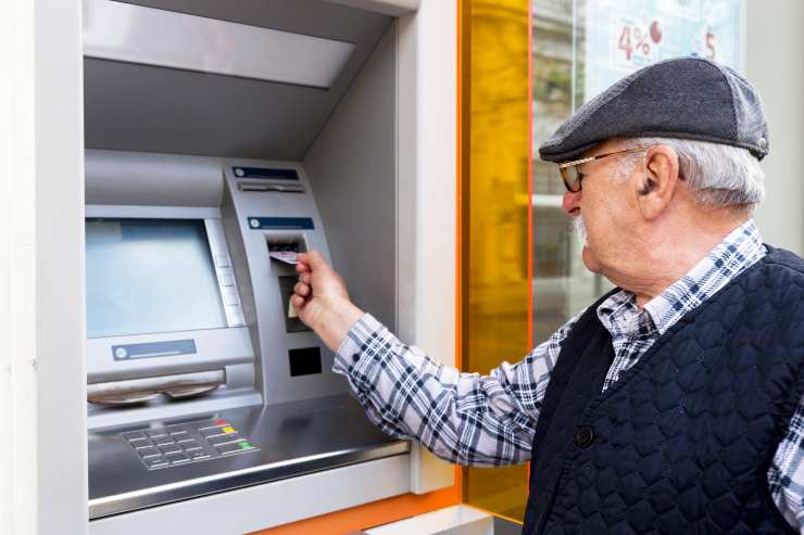 Anziano al bancomat