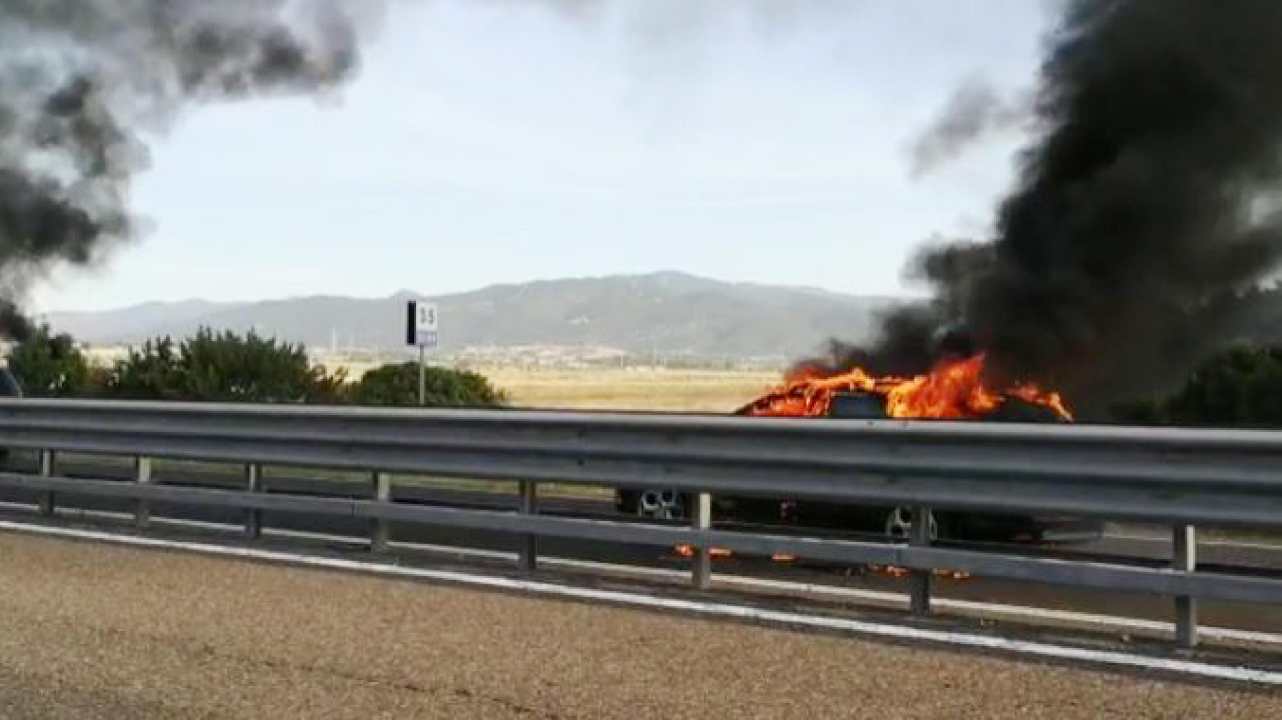Auto in fiamme