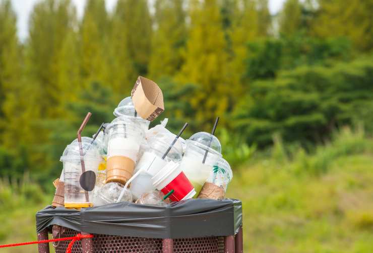 Cestino con bicchieri di plastica