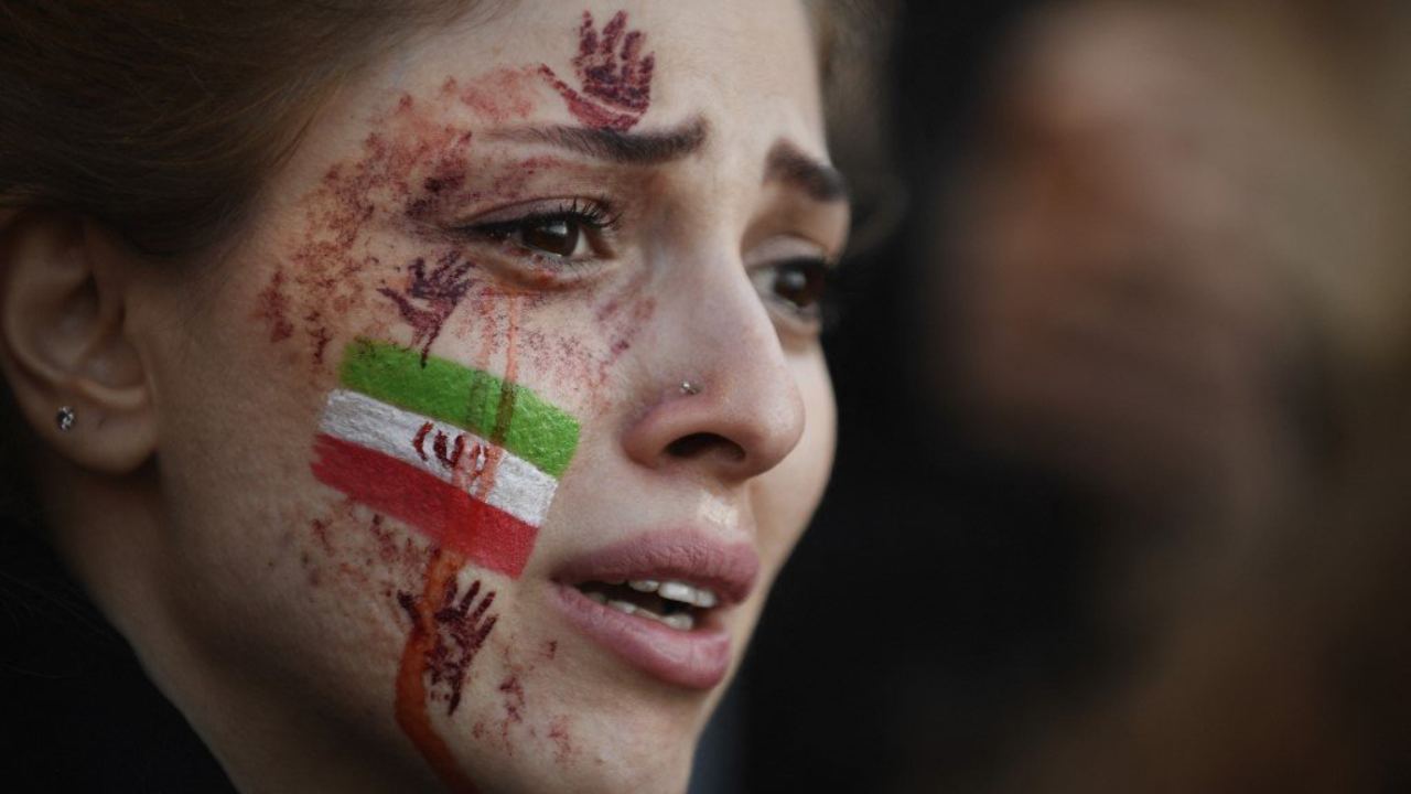 Donna iraniana che protesta contro il regime