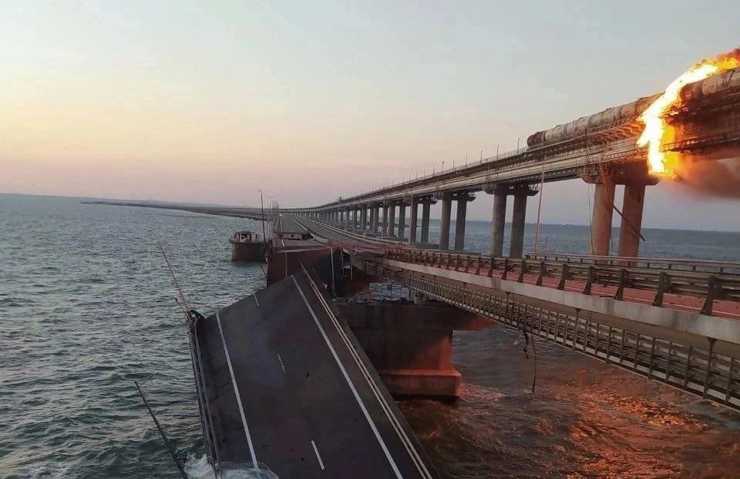 Esploso ponte in Crimea