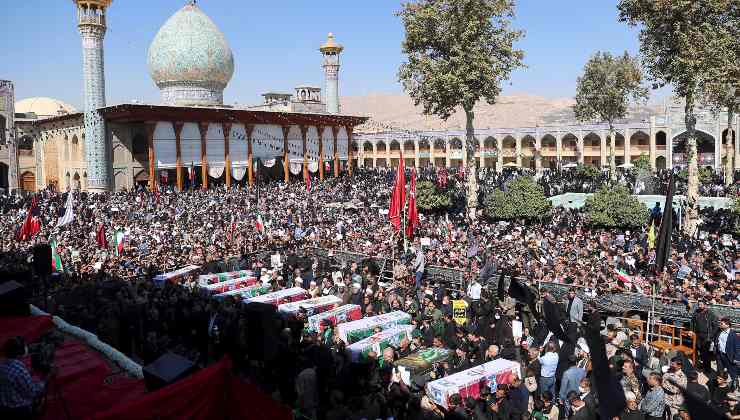 Iran omaggio ai deceduti