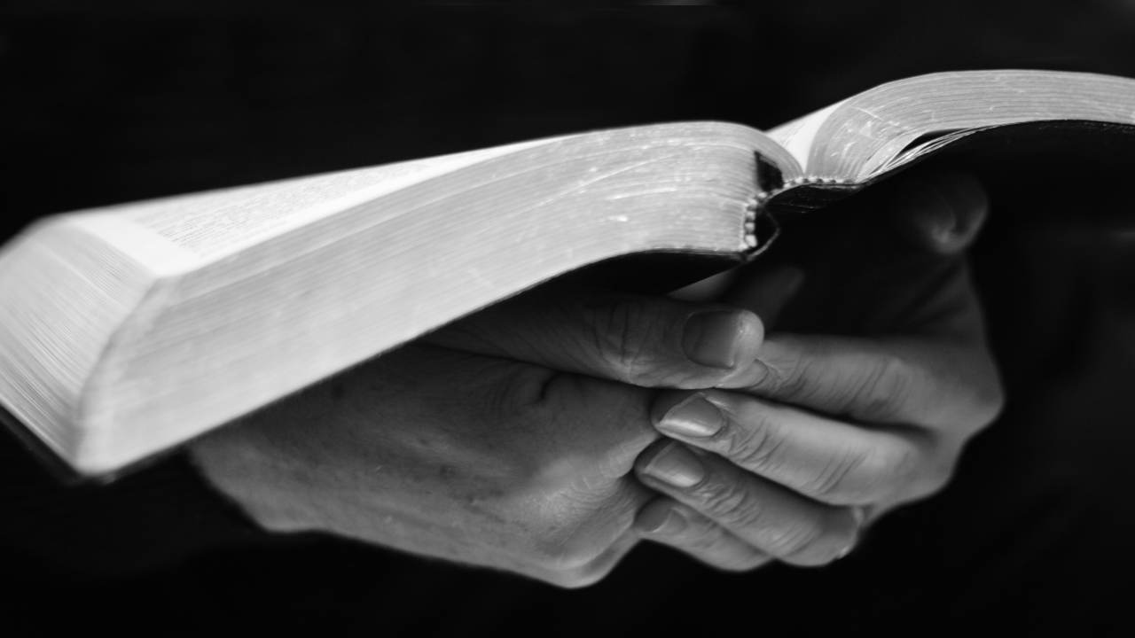 Mani che reggono una Bibbia