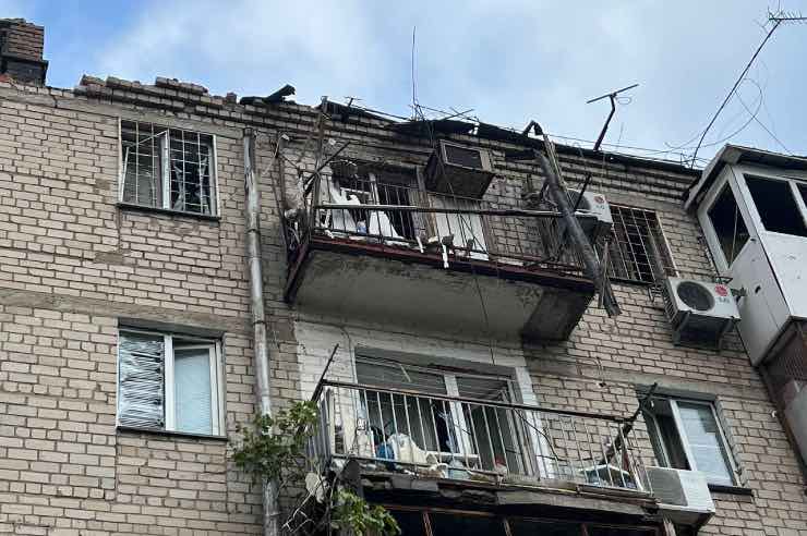 Mykolaiv, attacco missilistico in un centro abitato