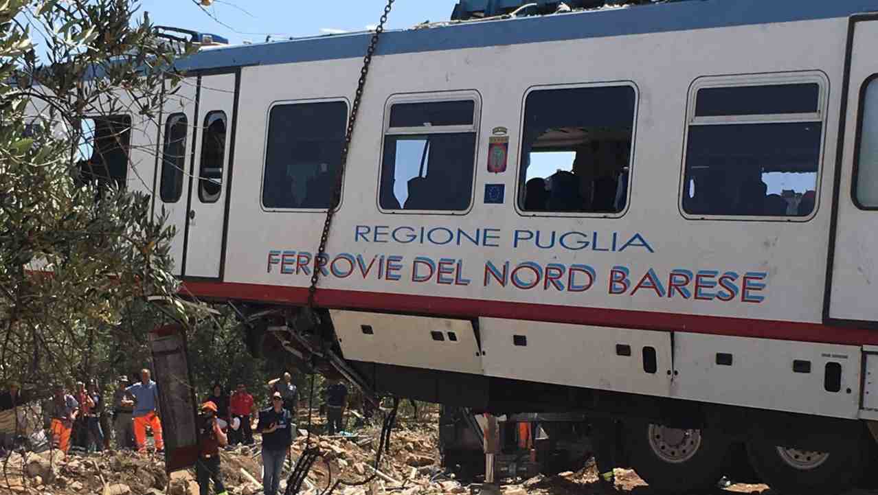 Scontro treni in Puglia