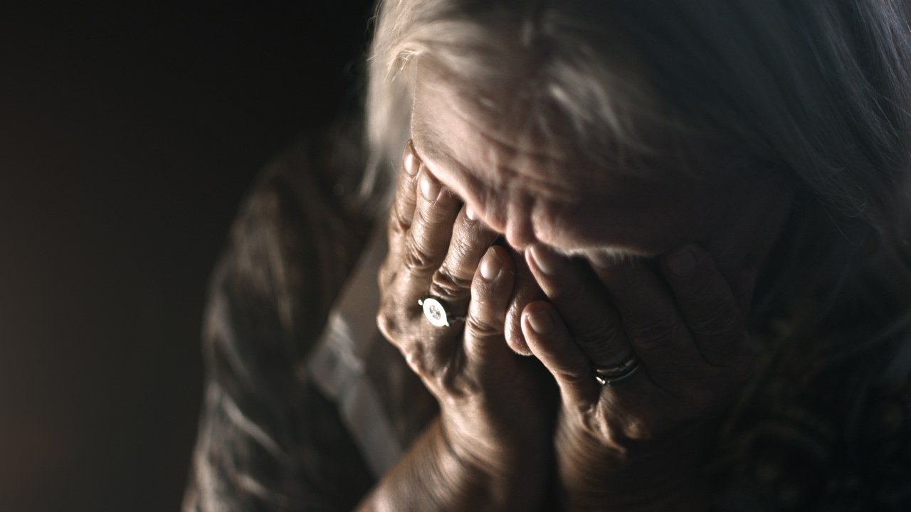 Signora anziana in lacrime
