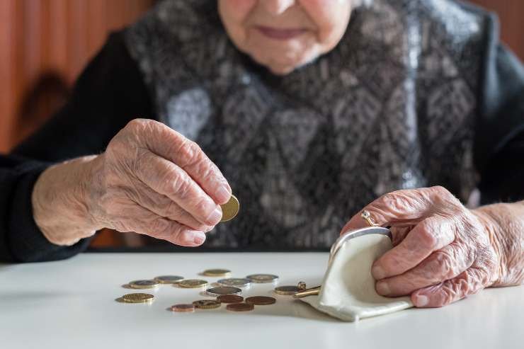 Anziana che conta soldi