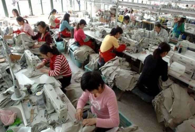 Donne impiegate in una fabbrica
