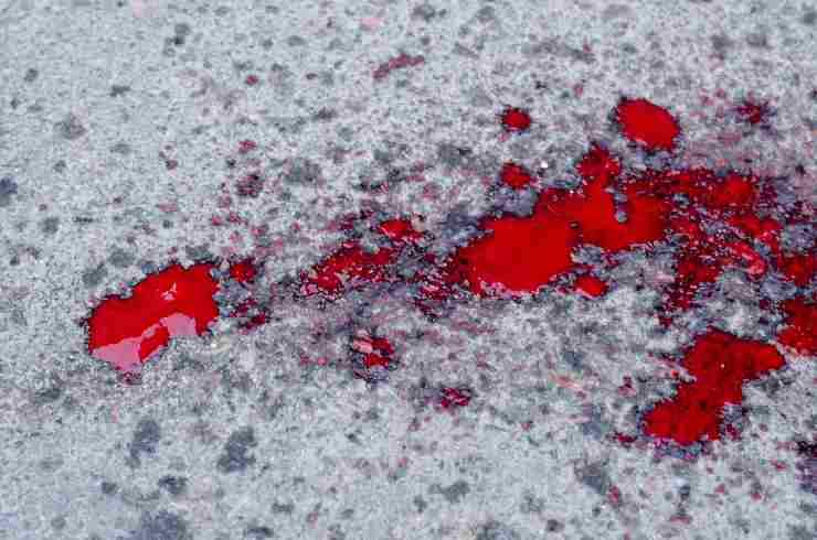 Macchie di sangue sull'asfalto