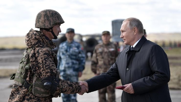 Putin stringe la mano a un componente dell'esercito