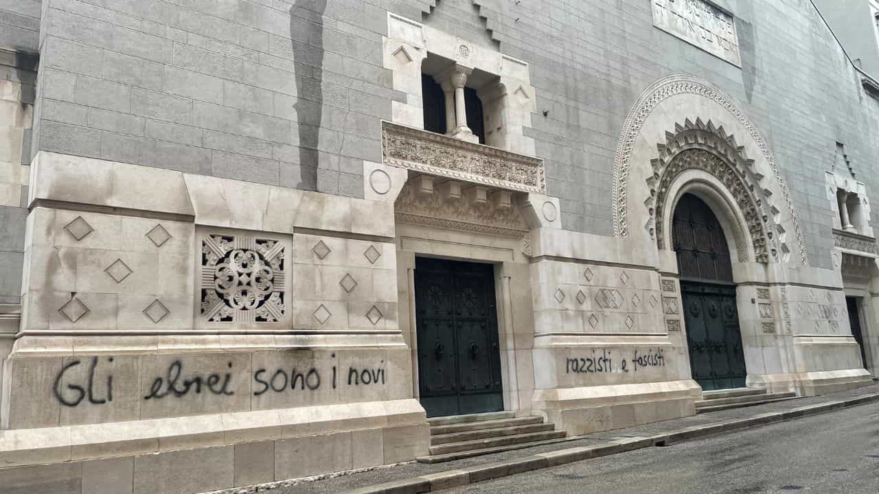 Scritta antisemita sui muri della sinagoga a Trieste