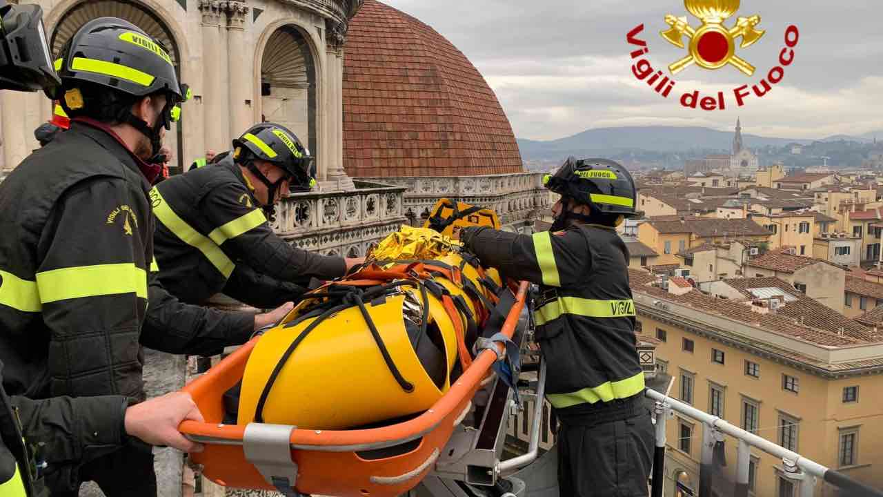 Firenze, operazione di soccorso dei vigili del fuoco
