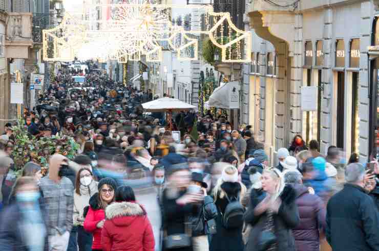 Folla di persone per lo shopping a Roma