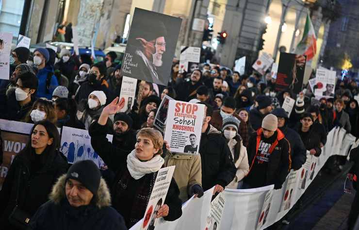Manifestanti Torino Iran