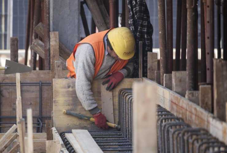 Operaio al lavoro in un cantiere