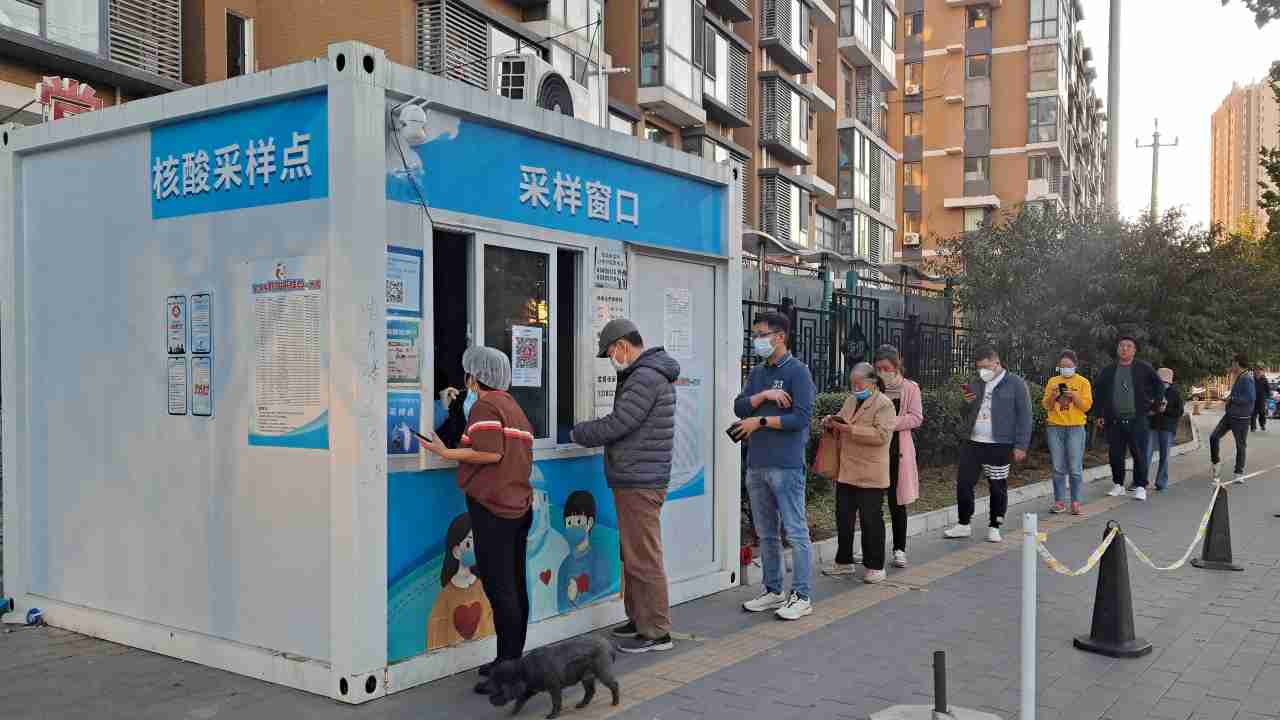 Pechino test Covid in strada