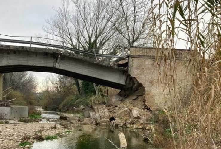 Ponte crollato sul fiume Salinello