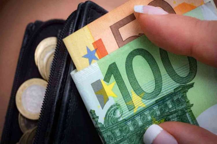 Portafoglio con 150 euro