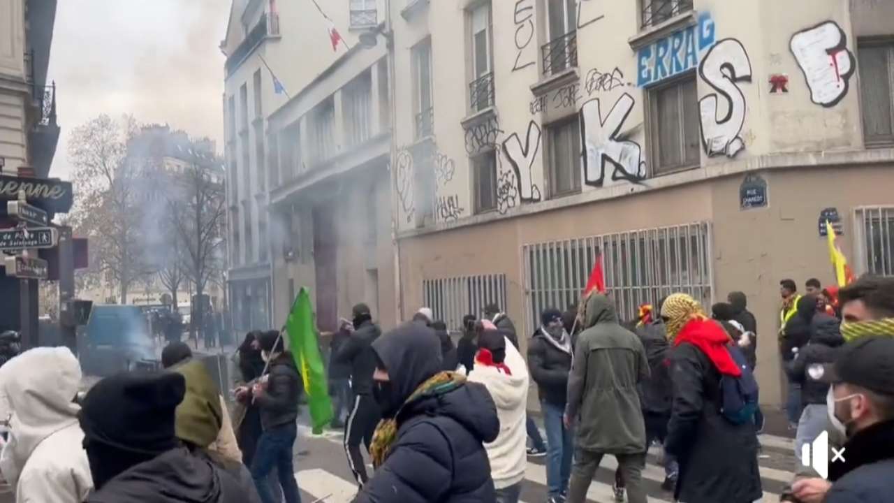 Parigi scontri tra curdi e polizia