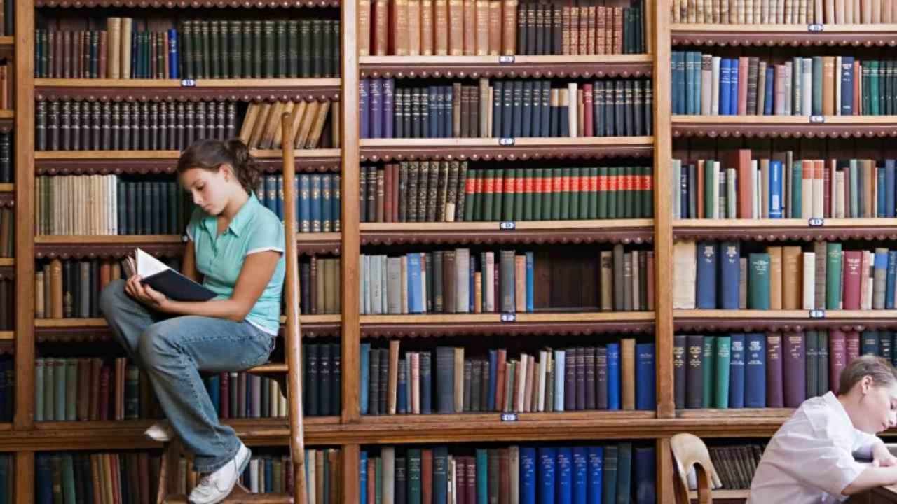 Studenti in biblioteca