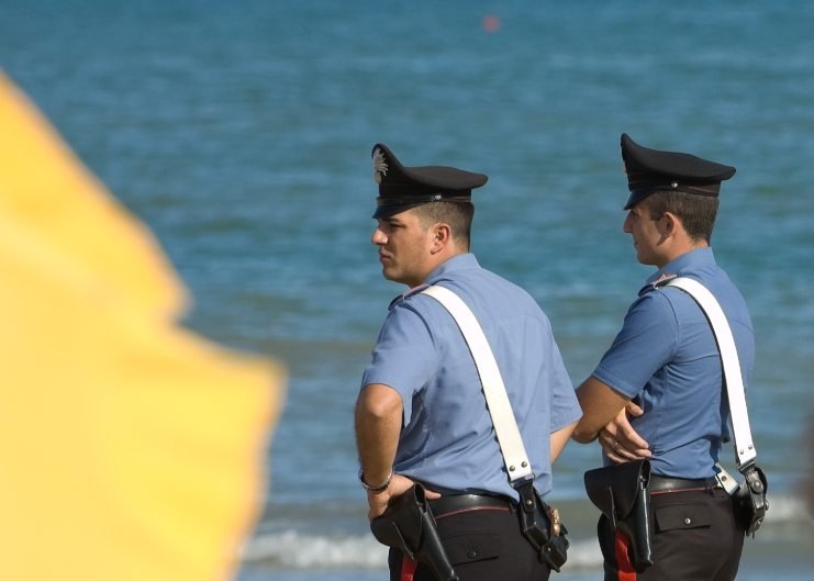 carabinieri in spiaggia - ritrovamento inaspettato