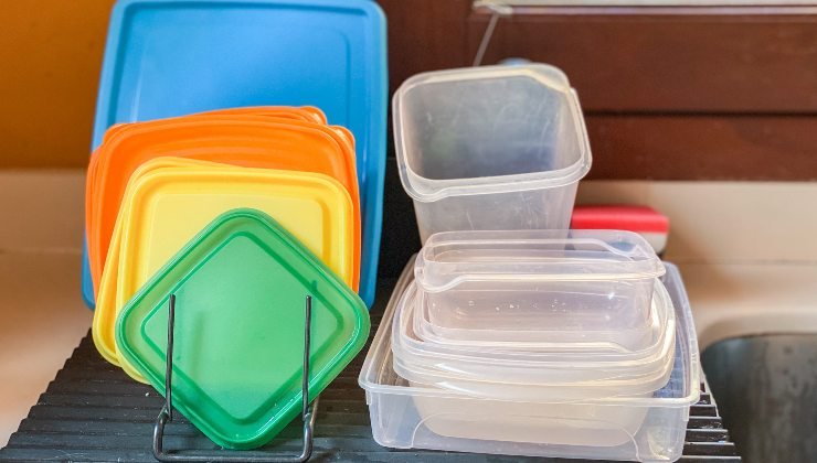 Macchie: come rimuoverle dai contenitori di plastica
