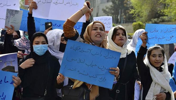 Afghane protestano per il divieto di studio 