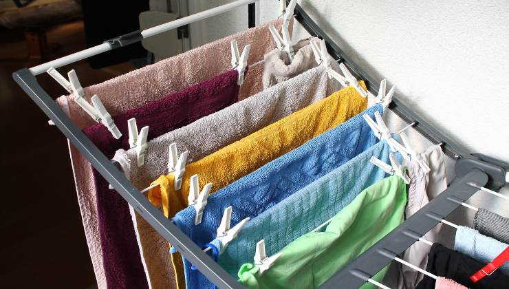 Lenzuolo: il metodo per asciugare rapidamente i panni