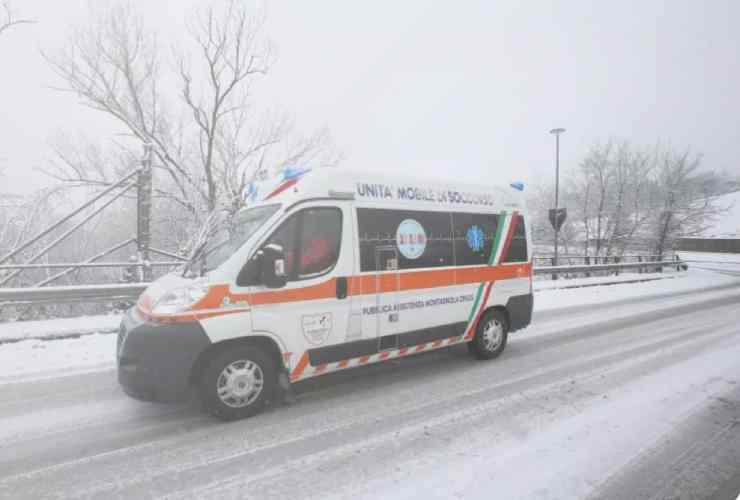 Ambulanza fra la neve