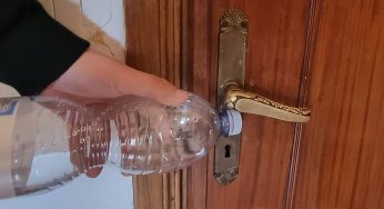 Chiavi perse? Nessun problema: il metodo della bottiglia per aprire la porta in 30 secondi