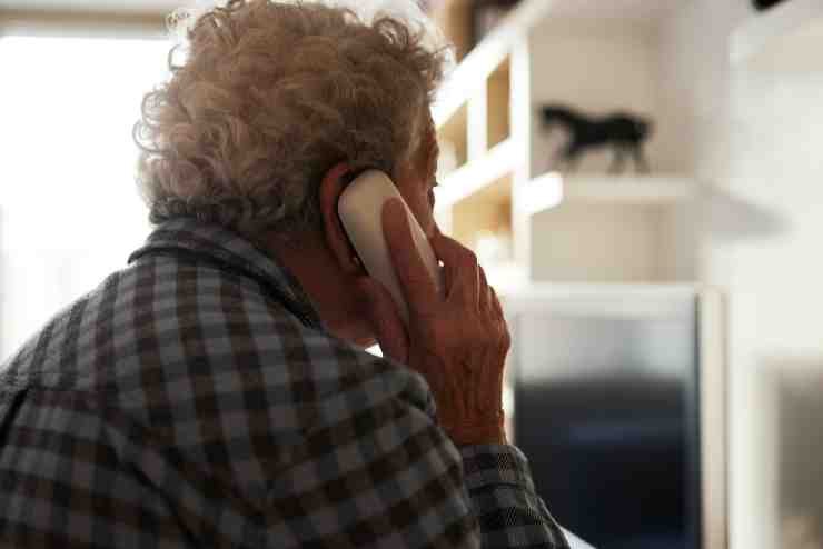 Donna anziana al telefono