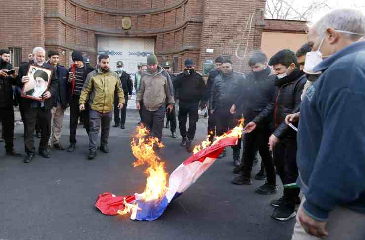 Gli iraniani bruciano le bandiere francesi