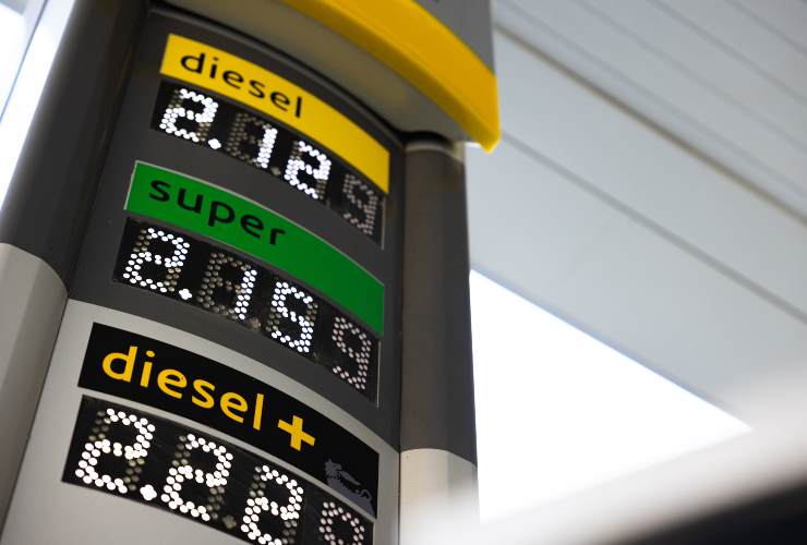 I prezzi della benzina aumentano drammaticamente in Europa