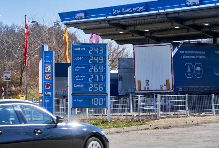 Listino prezzi con alti prezzi di benzina, diesel e carburante