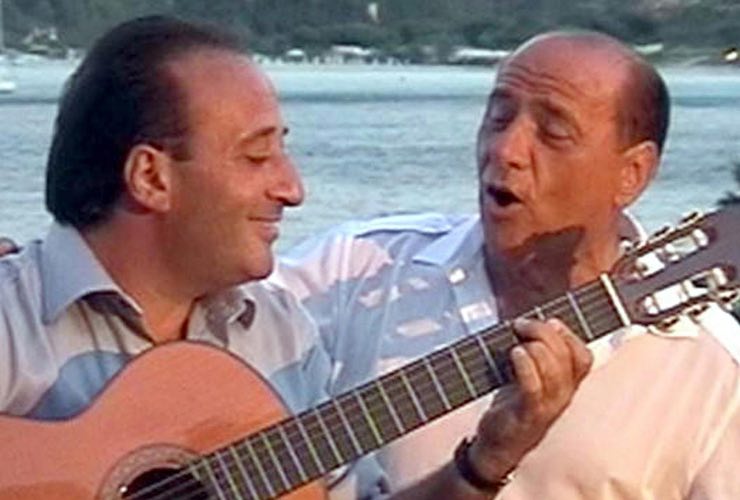 Silvio Berlusconi canta accompagnato da Mariano Apicella
