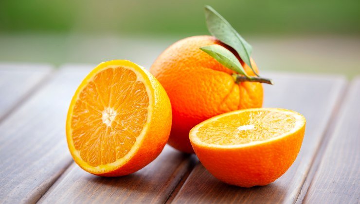 Foglie di arancia: ecco a cosa servono in forno per 15 minuti