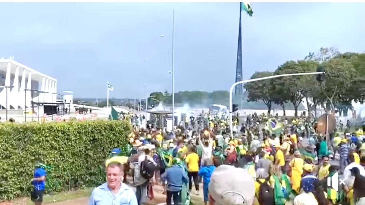 Manifestanti pro Bolsonaro in Parlamento