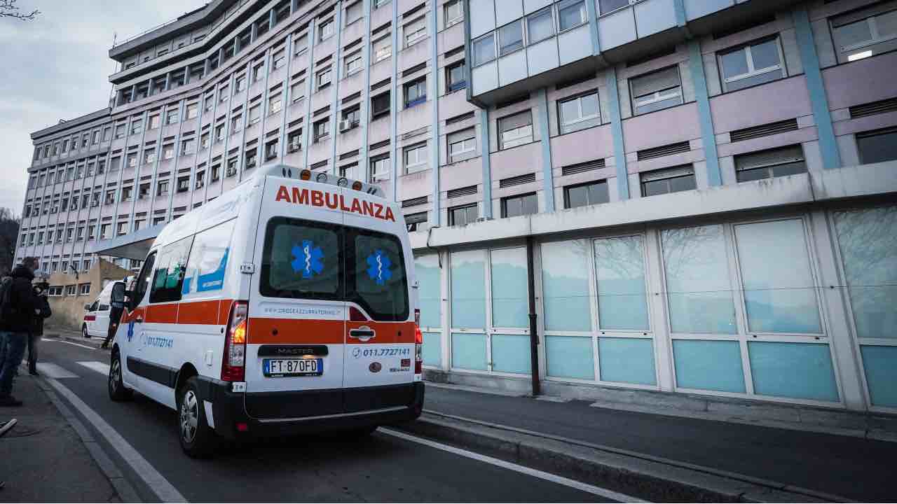 Ambulanza fuori ospedale