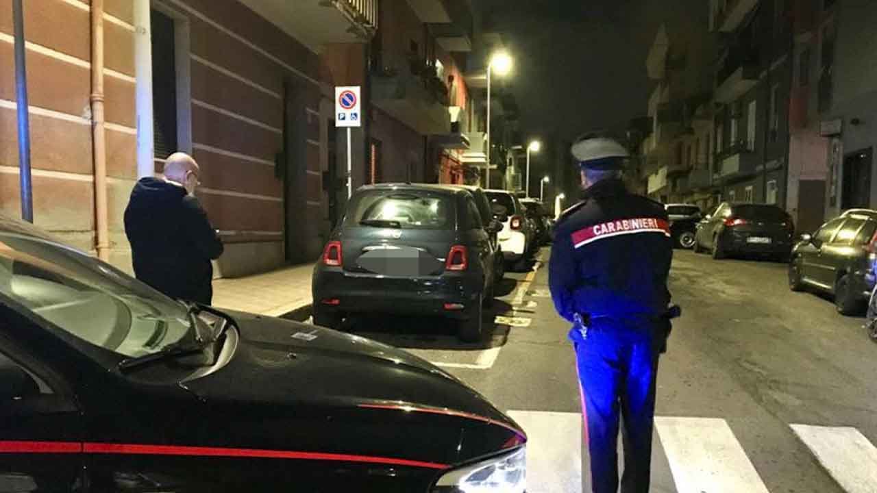 Carabinieri sulla scena dell'omicidio a Cagliari