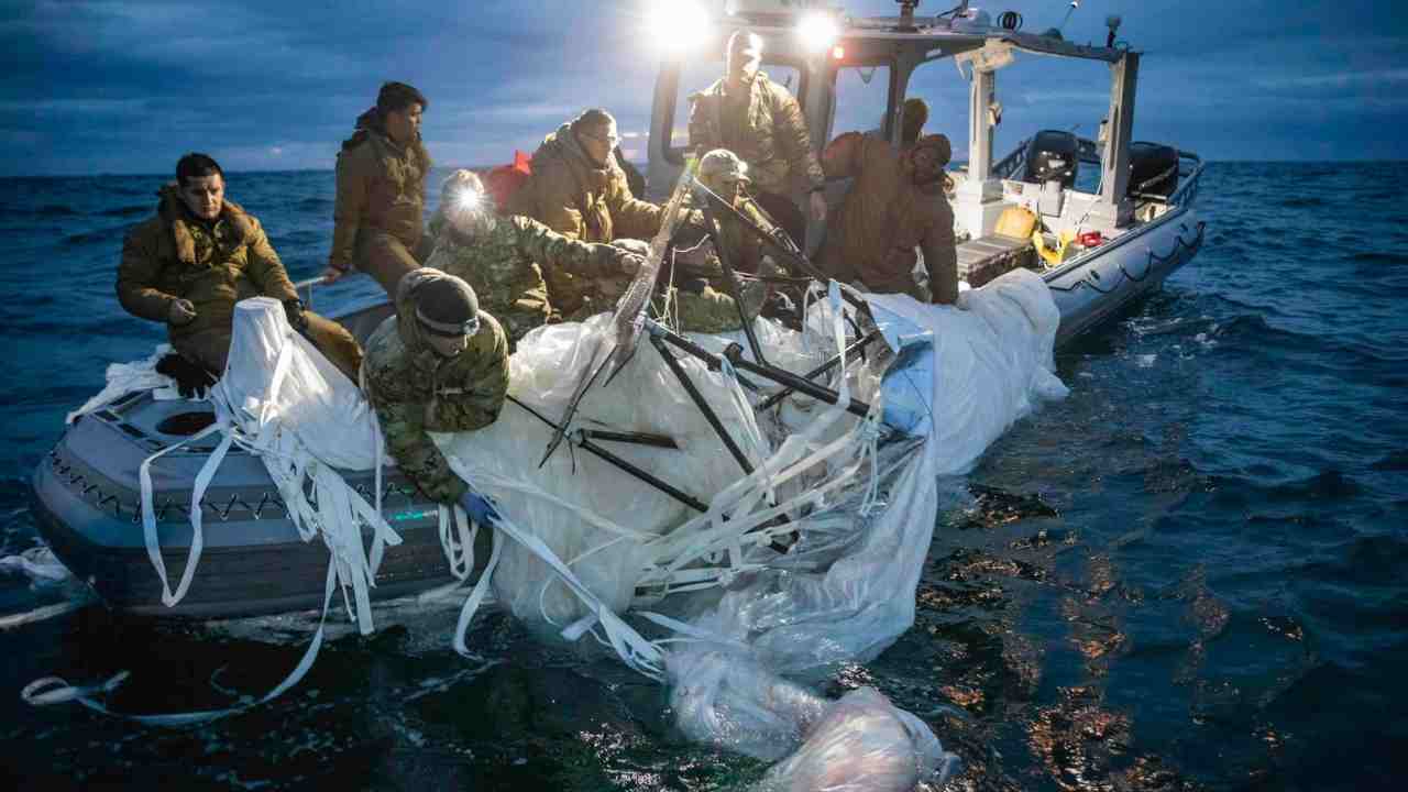 La Marina statunitense recupera i resti del pallone spia abbattuto