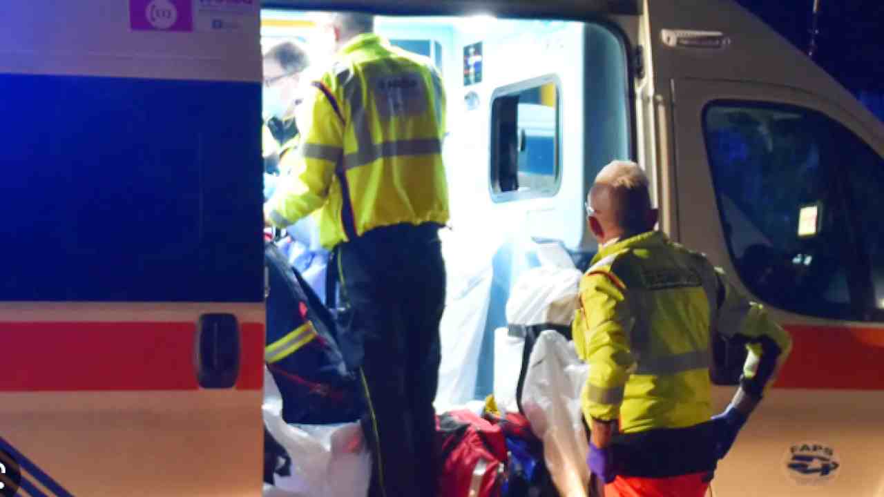 La vittima viene caricata in ambulanza
