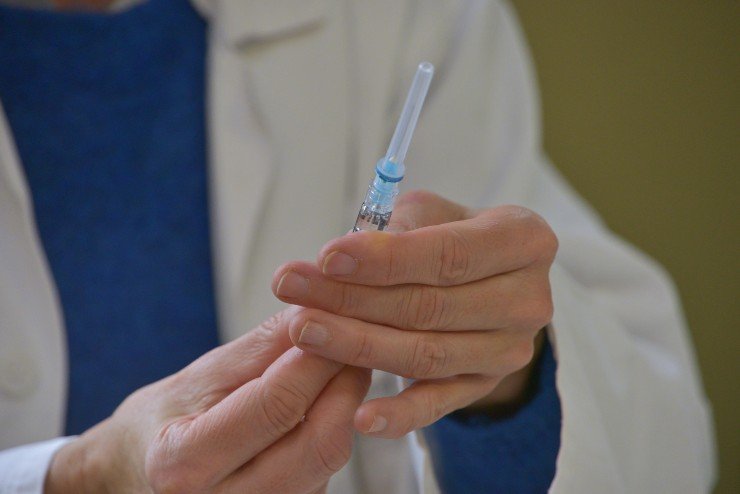 Medico con siringa per vaccino in mano