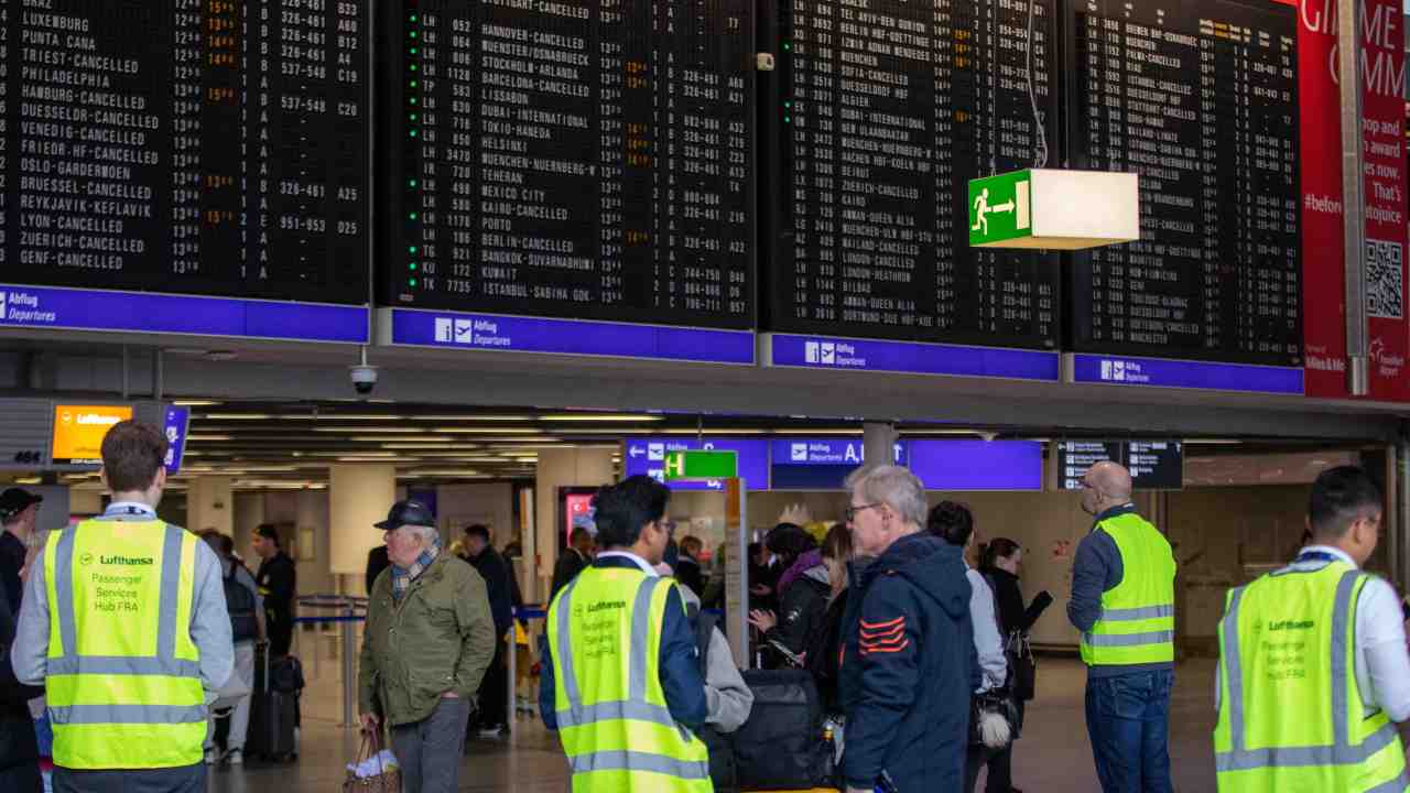 Operatori aiutano passeggeri in aeroporto