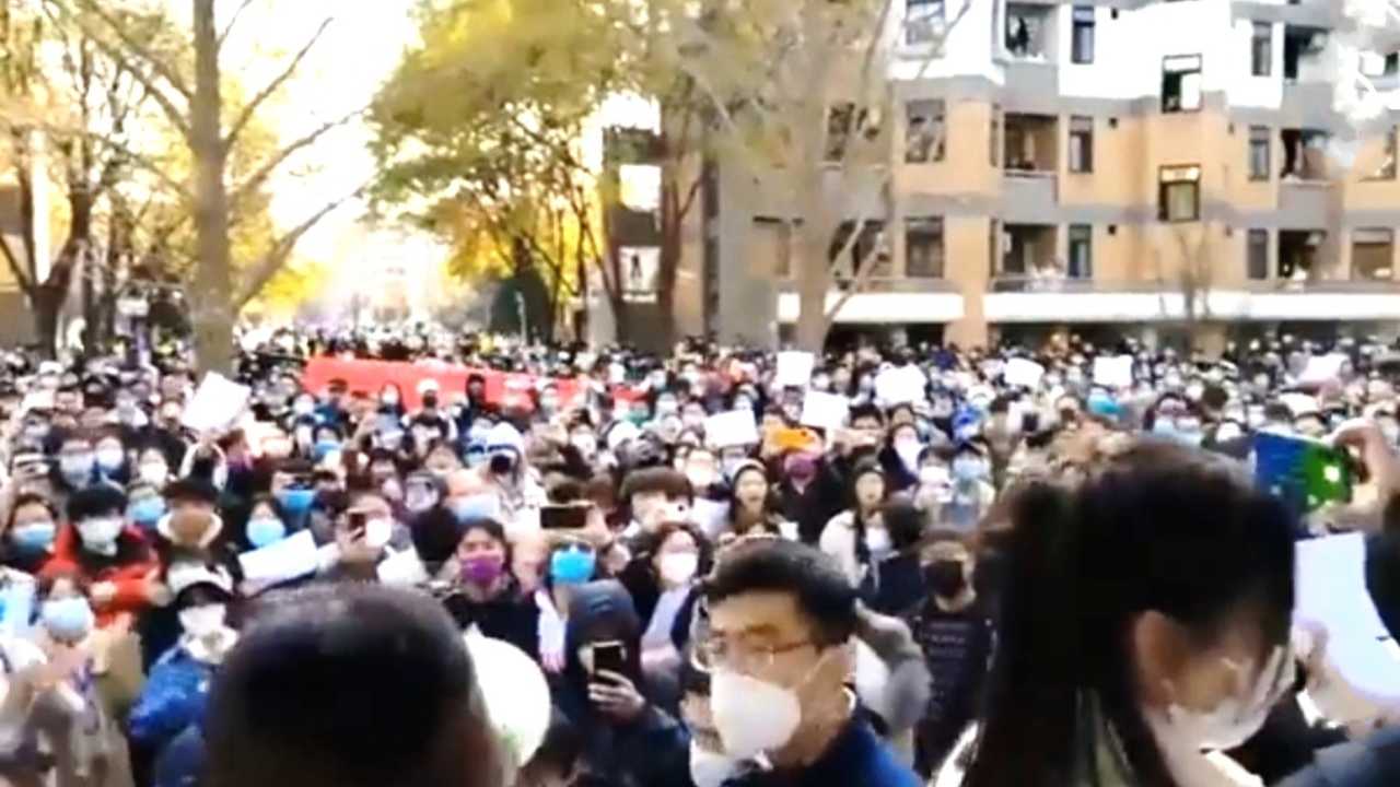Wuhan manifestazioni contro la riforma sanitaria