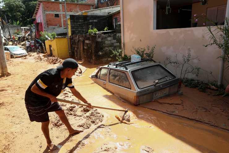 Ragazzo spala fango, Brasile