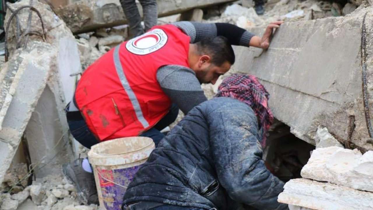 Siria soccorritori tra le macerie