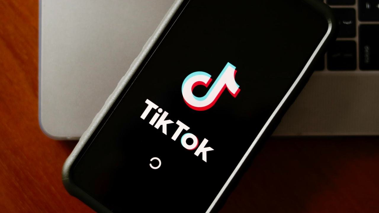 Smartphone con app TikTok